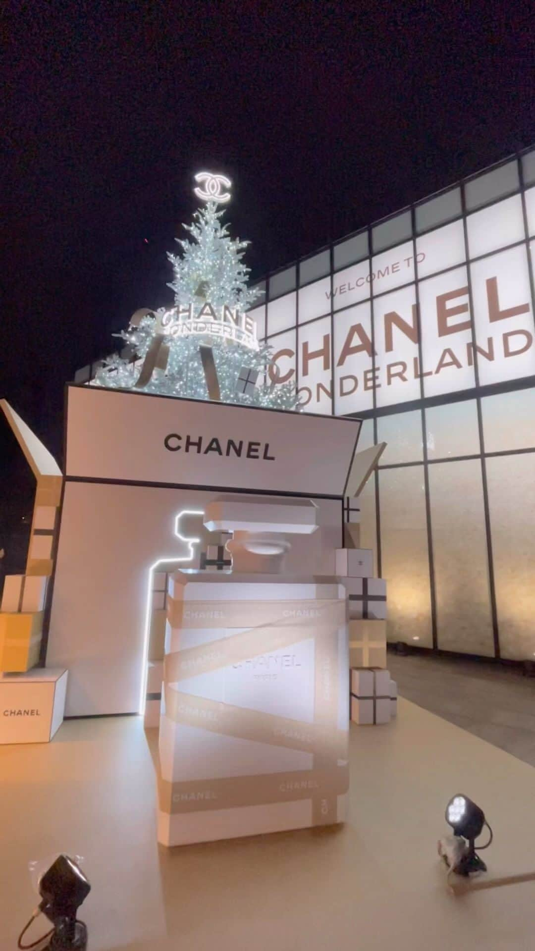 鈴木ゆうかのインスタグラム：「.  #CHANEL  #CHANELHoliday  #シャネルホリデー  #CHANELWonderland」