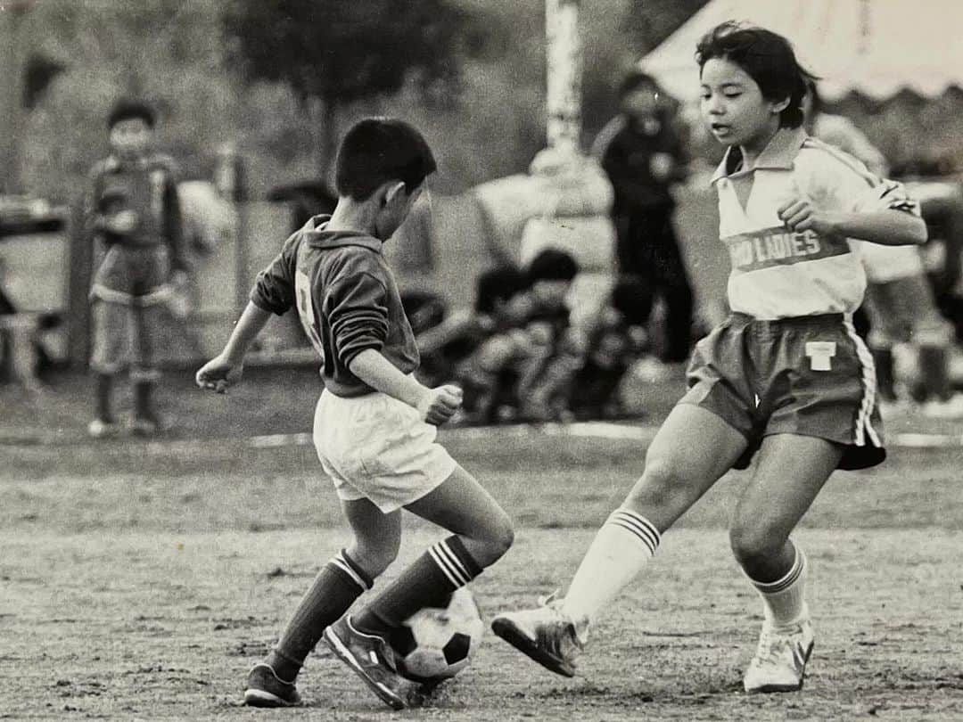 安田美香のインスタグラム：「#J1昇格プレーオフ インタビューで、あらためて育成組織の大切さを感じ…子供の頃を思い出しました⚽️  キャプテン翼に憧れて、小学生でサッカーを始めて  中学に入る時に  それまでチームメイトだった男の子達と  一緒にボールが蹴れなくなりました  「女の子は、女子サッカーチームを探してね」 と言われたけど見つけられず  「なんで女の子はサッカー続けられないの？」 と母に泣きついたのを覚えています  そしたら母たちが  「無いなら作ろう！」と 女子チームを作ろうと動いてくれて  中学生になった私たち女の子5人と +その母たちで10人  GKは助っ人でいろんな人に来てもらい  神奈川県の成人女子リーグに登録して、サッカーを続けました⚽️  毎試合、人数ギリギリで  大人のチームにコテンパンに負けてばかりだったけど  楽しかった！！！！！！😆  ただリーグ戦では毎試合、副審を1名出さなくてはならず…  母が4級審判員のテストを受けることに⚽️  サッカーを見たことすら無い、運動が得意では無い母と  毎晩一緒にランニングしました🏃🏻‍♀️  母は少しずつタイムを縮め  テストの前日に、なんと規定のタイムを切りました！  そして翌日、母はまさかの  筆記＆ラン、両方合格という快挙を成し遂げました😆  当時、女性のサッカー審判ってとても少なかったと記憶しています  中学でチームを見つけられず  サッカーをやめてしまう女の子が多いと言われる『12歳の壁』を  私が乗り越えられたのは  母たちのおかげです⚽️  お母さん、ありがとう😊  #サッカー #小学生 #女子サッカー #中学生 #女の子 #12歳の壁 #キャプテン翼 #お母さん #母 #ありがとう #安田美香」