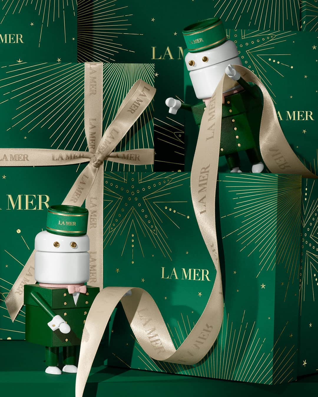 ドゥラメールさんのインスタグラム写真 - (ドゥラメールInstagram)「It’s nearly time to present your presents. Those emerald boxes swathed in gilded ribbon are certain to brighten faces with a lasting glow.  #LaMer #LoveLaMer」12月7日 1時00分 - lamer