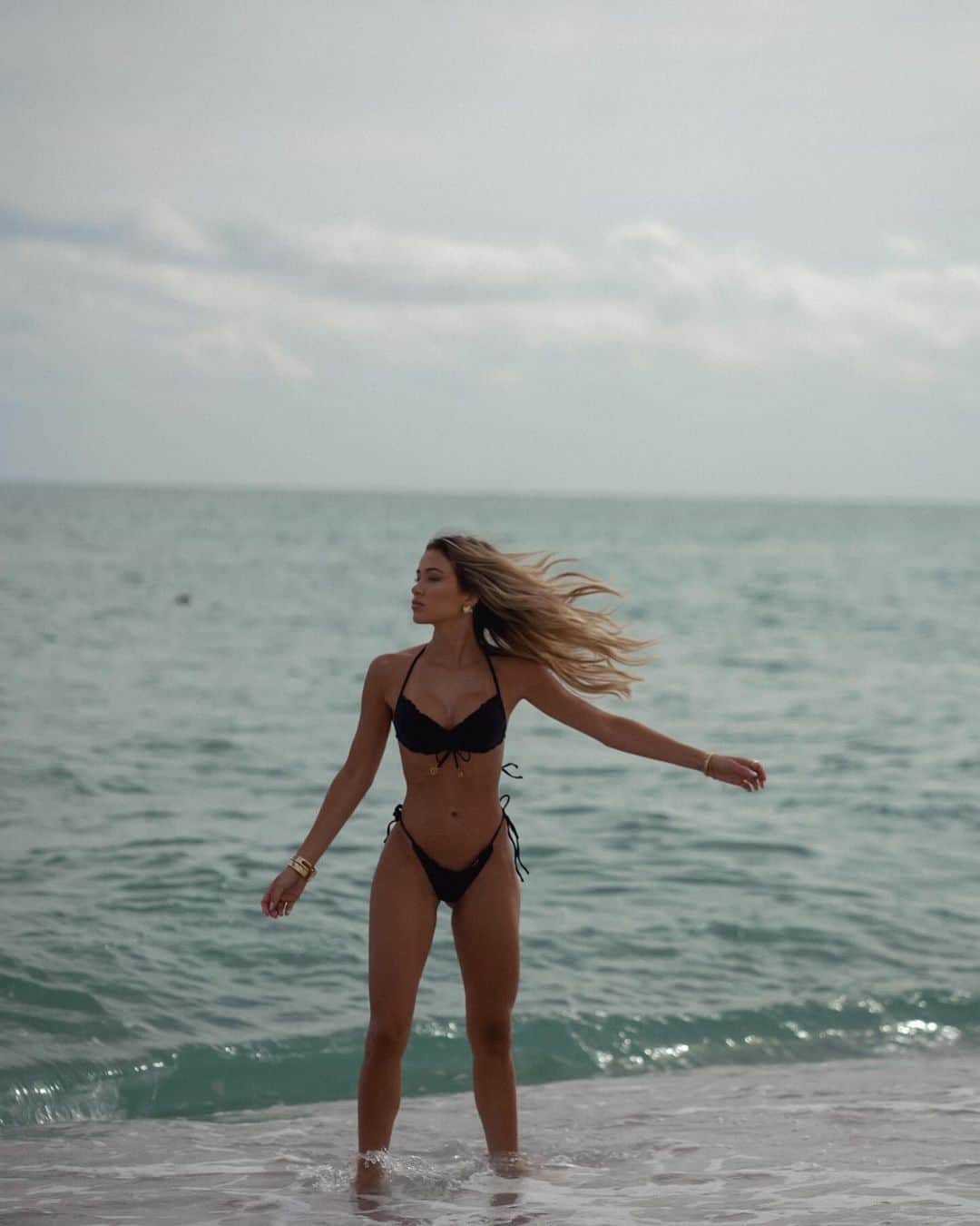 Cindy Pradoさんのインスタグラム写真 - (Cindy PradoInstagram)「The perfect little black bikini 🖤 @lulifamaswimwear #ad」12月7日 0時44分 - cindyprado