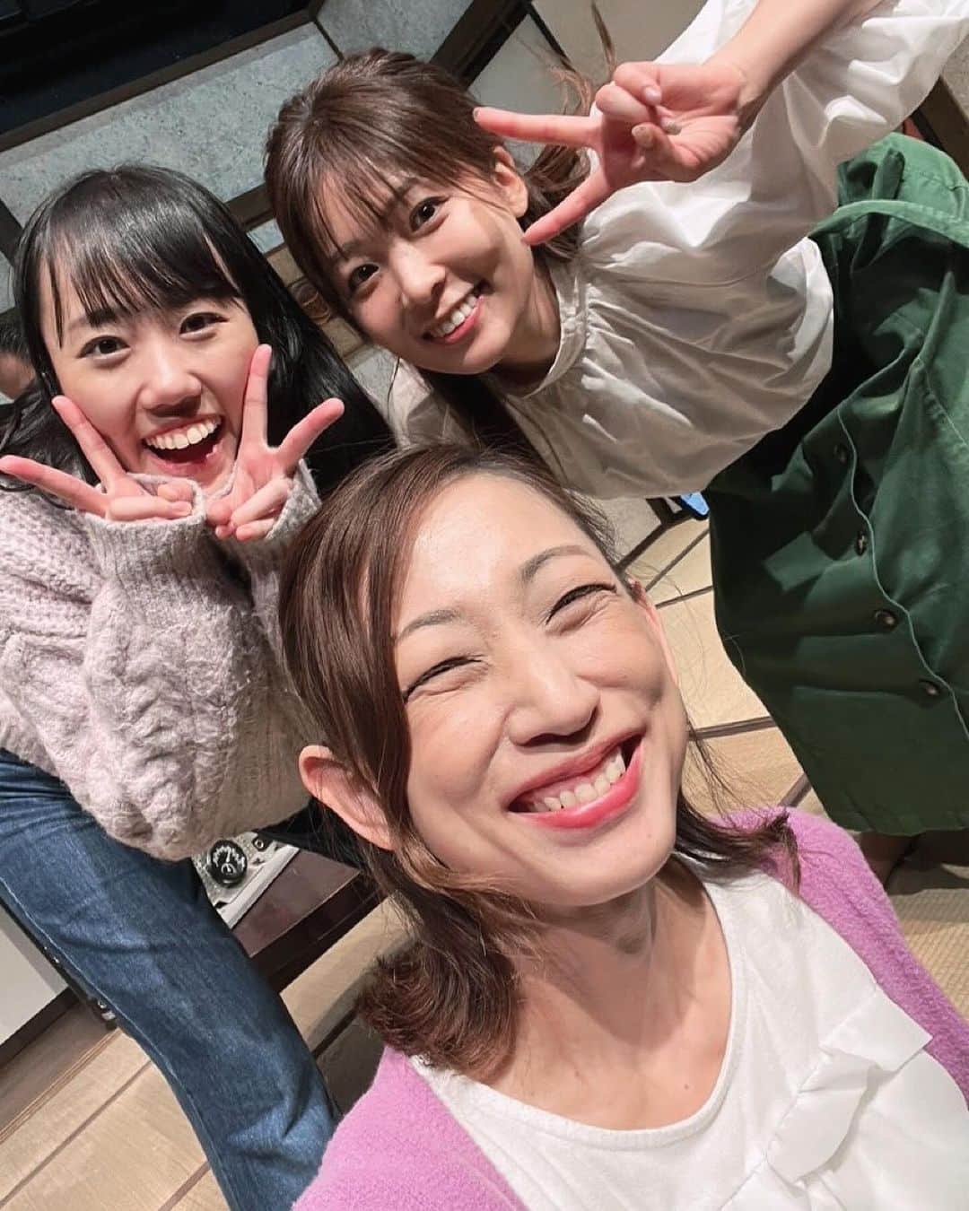 田井弘子のインスタグラム：「本日無事に初日の幕が開きました㊗️ 満席🈵のお客様‼️沢山の笑い声😆 とても嬉しかったです🥹 お越し頂きました皆様ありがとうございました✨  写真は、主宰ミコちゃん💕と まりあんぬ💕  明日、以降も盛り上げ鯛‼️ 当日でも飛び込み大歓迎❣️ お待ち致しております。  7(木)14時/19時 8(金)14時/19時 9(土)13🈵/18時🈵 10(日)12時⚠️残席僅か/16時残6席  [田井弘子扱い 予約] https://www.quartet-online.net/ticket/solpea?m=0yacbij  #ソルペア #遅咲会」