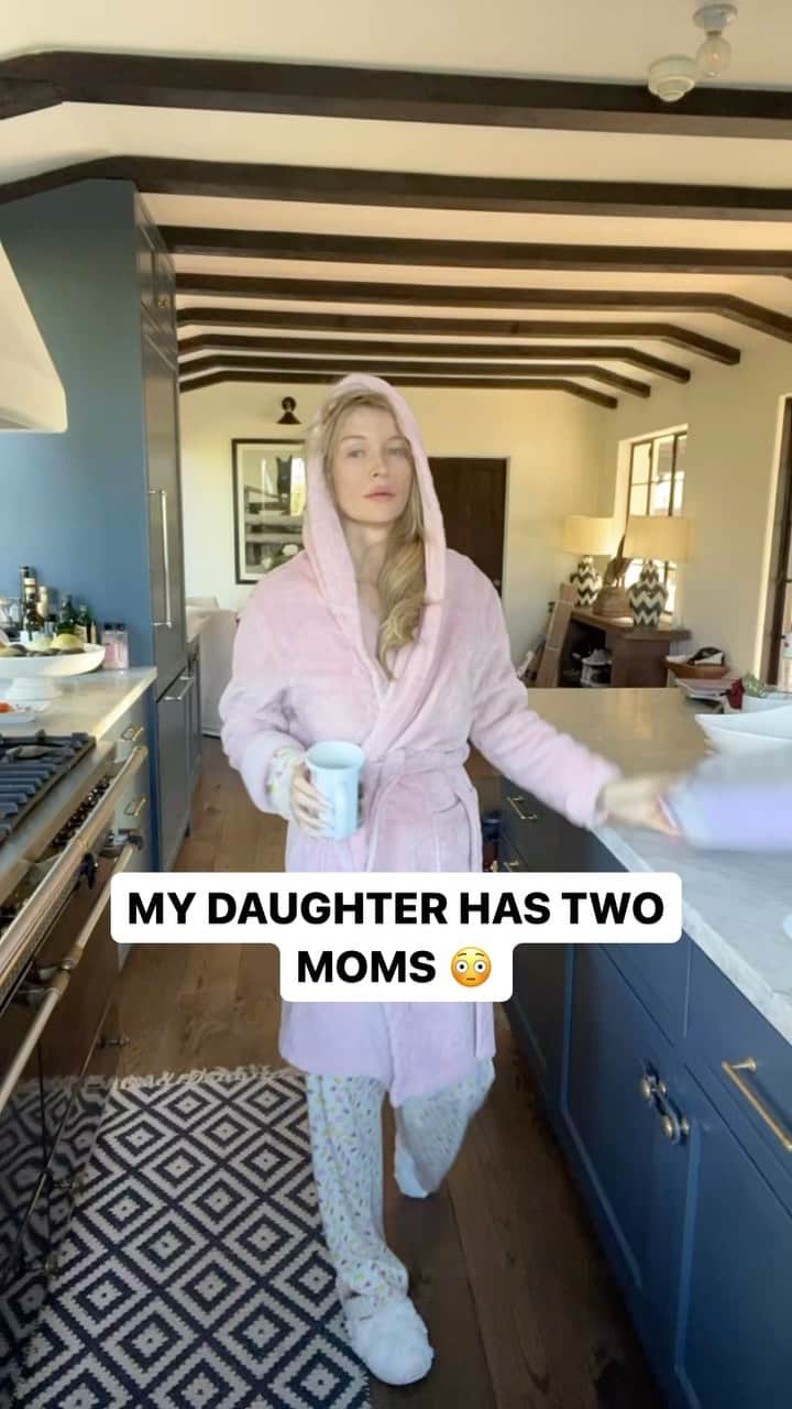 ジョアンナ・クルーパのインスタグラム：「MY DAUGHTER HAS TWO MOMS 😳 ASHA MA DWIE MAMY」