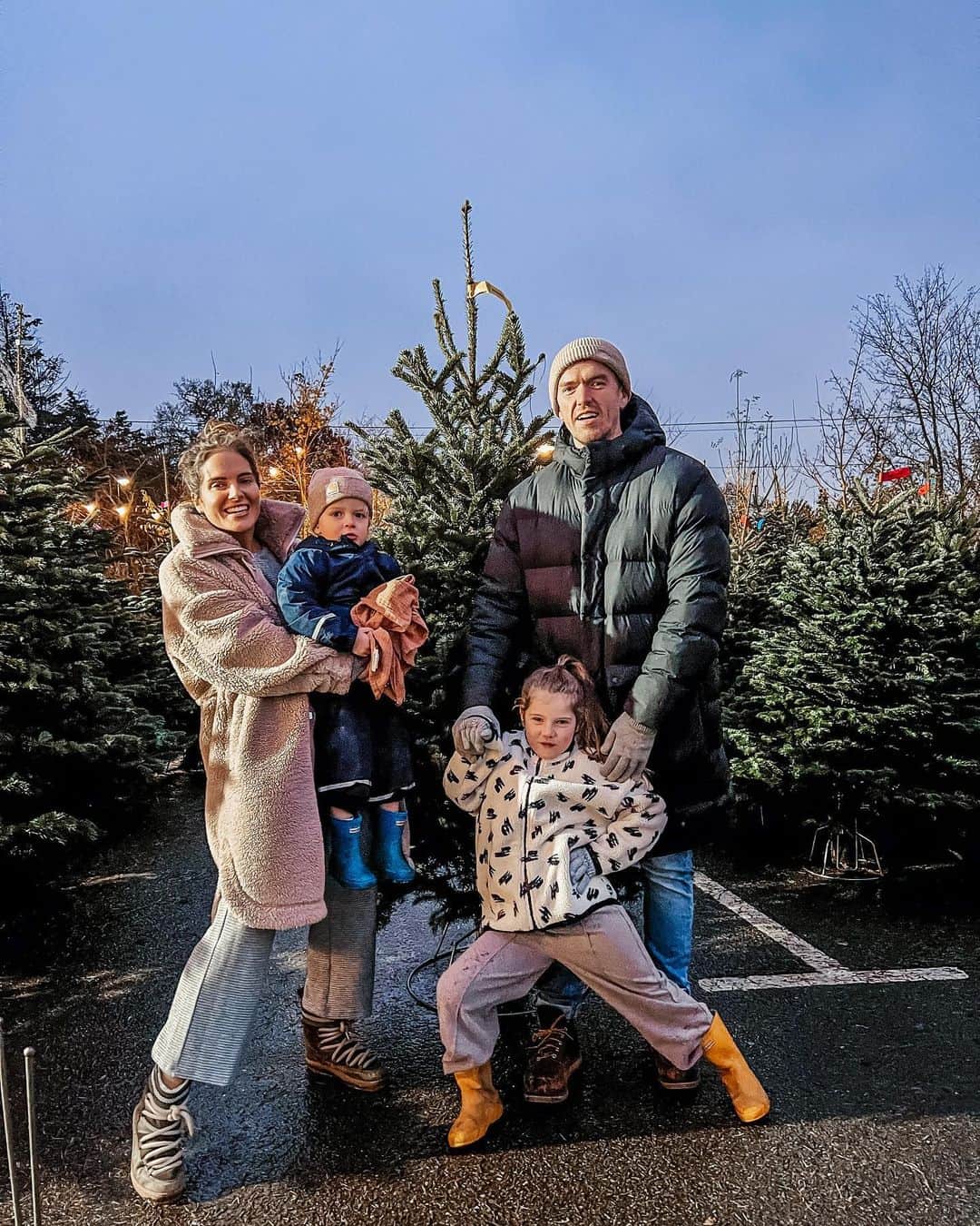 アレクサンドラ・フェルステッドのインスタグラム：「We picked our 🎄 2023   … and got our traditional walking home 📸  Who else loves the tradition of going to pick your Christmas tree? 🥰」