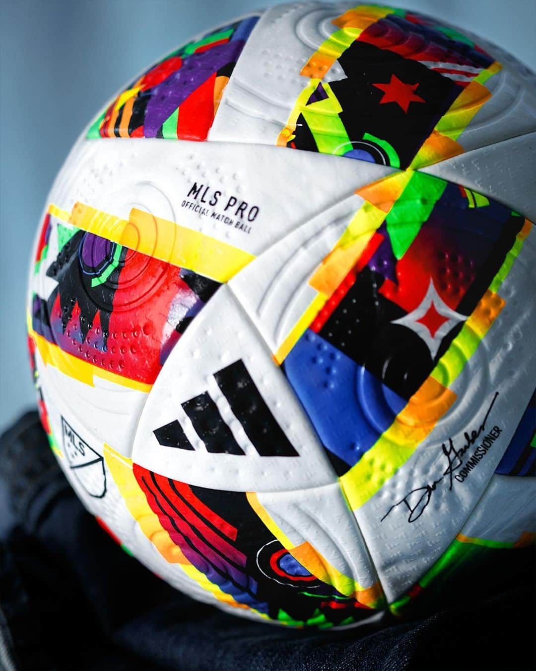 adidas Footballさんのインスタグラム写真 - (adidas FootballInstagram)「1994 ➡️ 2024​  introducing the official match ball for the 2024 MLS season – inspired by the 1994 World Cup hosted by the USA and their iconic star-studded denim jerseys.」12月7日 0時49分 - adidasfootball