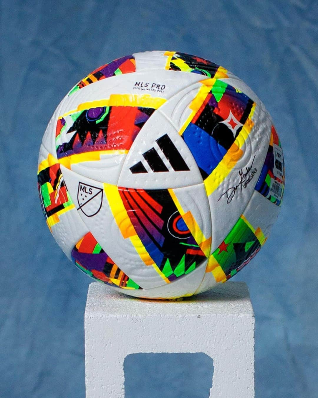 adidas Footballさんのインスタグラム写真 - (adidas FootballInstagram)「1994 ➡️ 2024​  introducing the official match ball for the 2024 MLS season – inspired by the 1994 World Cup hosted by the USA and their iconic star-studded denim jerseys.」12月7日 0時49分 - adidasfootball