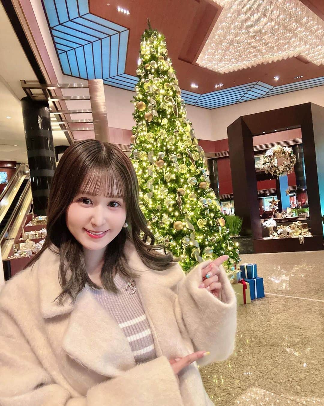 水沢まいのインスタグラム：「クリスマスツリー見るとウキウキする🎄❤️  #christmas  #christmastree」