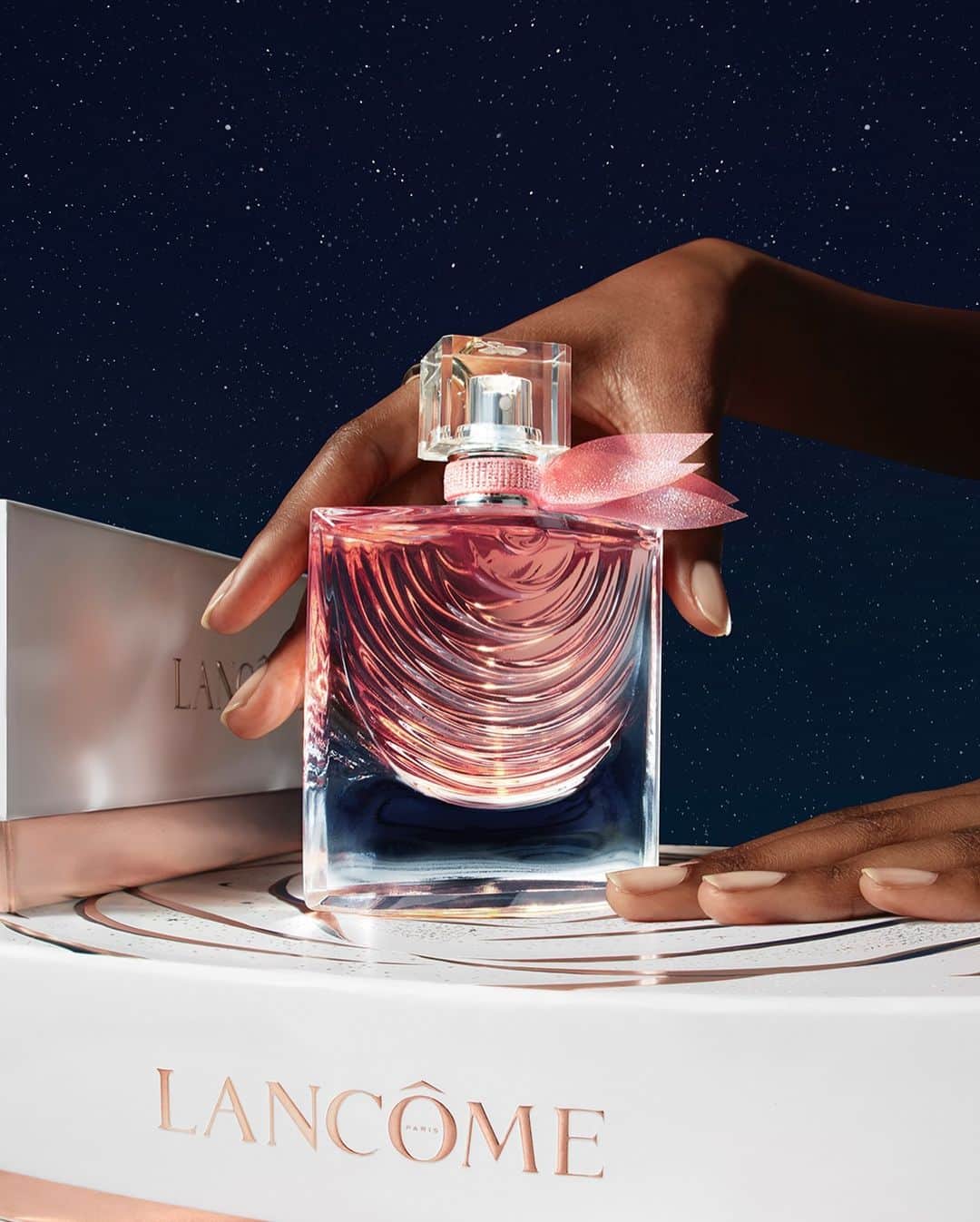 Lancôme Officialのインスタグラム：「An exhilarating blend of tradition and modernity, La vie est belle Iris Absolu is a mix of passion and power. Discover the iconic Iris note, revisited with a hint of fig to enhance your Holidays with eternal happiness.  #Lancome #LancomexLouvre #Holiday23」