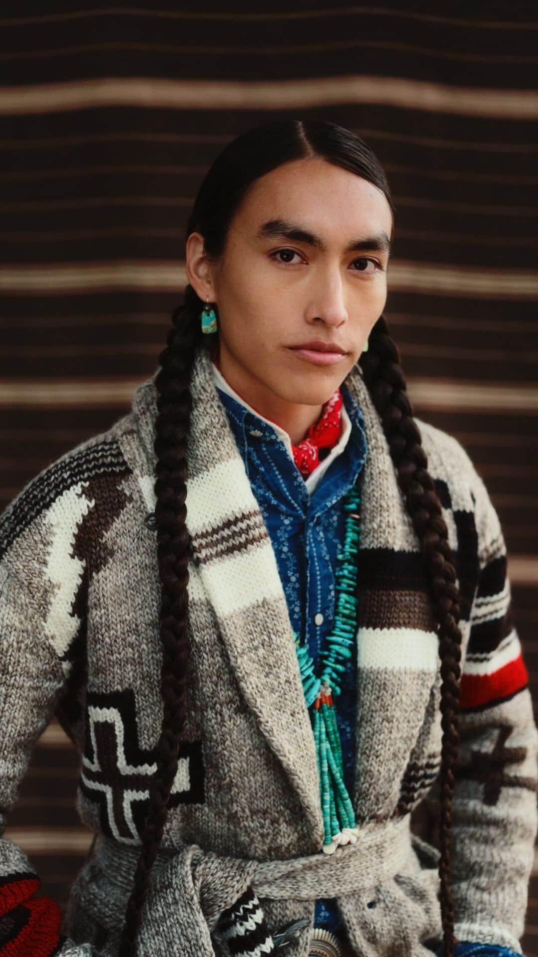 Polo Ralph Laurenのインスタグラム：「Over the past two years, @NaiomiGlasses worked with Ralph Lauren and his design teams to reimagine her woven art into a collection inspired by her family, homelands, and community on Dinétah (Navajo Nation).   Watch the short film and learn about the collaboration via the link in bio.   #PoloRalphLauren」