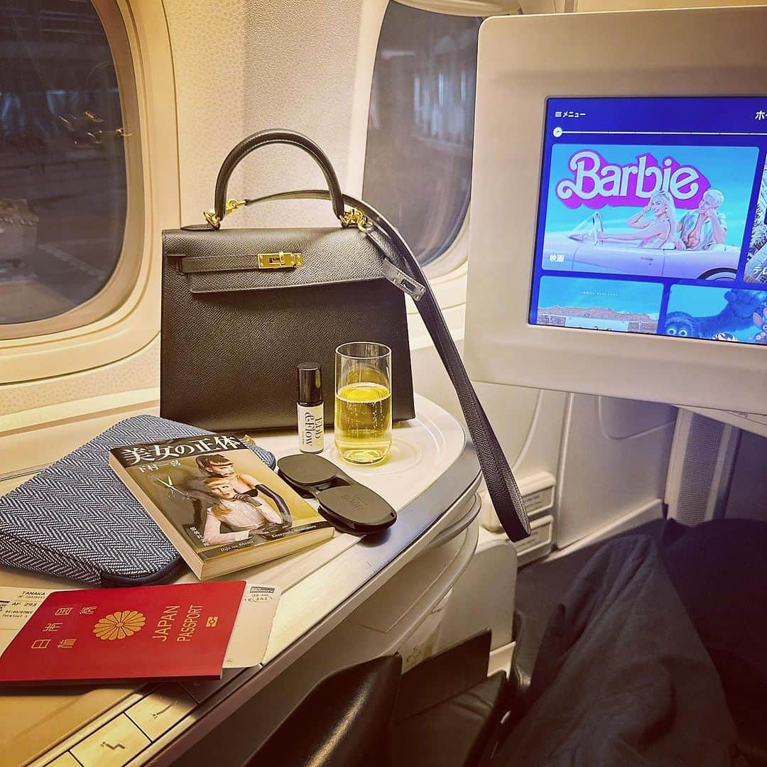 Taki Tanakaのインスタグラム：「Off to Paris  これから深夜便で今年最後のヨーロッパ出張に 行ってきます。 @iza_official の買い付けはもちろん、新しいプロジェクト @affectionsbytaki のドレスも。 他には大切なミーティングや仲良しチームとディナーなど。 しっかり働いて2023年を気持ちよく締めくくりたいと思います。  旅インスタも出来るだけアップしますので、お付き合い下さいね。 #izastagram」