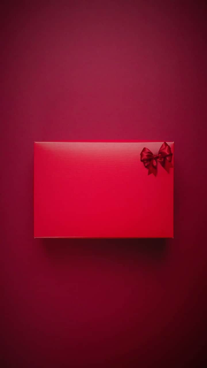 ピューテリーのインスタグラム：「Unbox the happiness of the holidays with Peuterey's curated festive gift guides. Link in bio.  #PeutereyAttitude #PeutereyFW23 #FW23 #holidaygifts #christmasgifts」