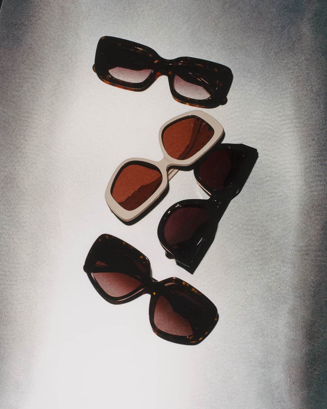 Chloéのインスタグラム：「The bold and graphic silhouette of the Mony sunglasses are crafted from a combination of recycled and bio-based acetate and come in ivory and Havana colourways.」