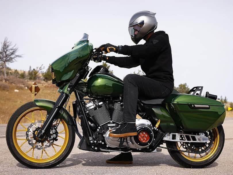 Harley-Davidsonさんのインスタグラム写真 - (Harley-DavidsonInstagram)「Rolling bold in green and gold. ​  2022 Electra Glide Standard by @yellowstoneharley.​  🏍️ @Rob_1WheelRevolution​ 📸 @Mariah.Rose.Carpenter​  #HarleyDavidson #ElectraGlideStandard」12月7日 1時00分 - harleydavidson