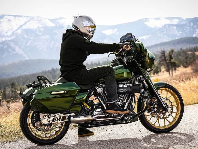 Harley-Davidsonさんのインスタグラム写真 - (Harley-DavidsonInstagram)「Rolling bold in green and gold. ​  2022 Electra Glide Standard by @yellowstoneharley.​  🏍️ @Rob_1WheelRevolution​ 📸 @Mariah.Rose.Carpenter​  #HarleyDavidson #ElectraGlideStandard」12月7日 1時00分 - harleydavidson