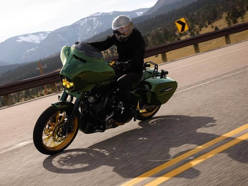 Harley-Davidsonさんのインスタグラム写真 - (Harley-DavidsonInstagram)「Rolling bold in green and gold. ​  2022 Electra Glide Standard by @yellowstoneharley.​  🏍️ @Rob_1WheelRevolution​ 📸 @Mariah.Rose.Carpenter​  #HarleyDavidson #ElectraGlideStandard」12月7日 1時00分 - harleydavidson