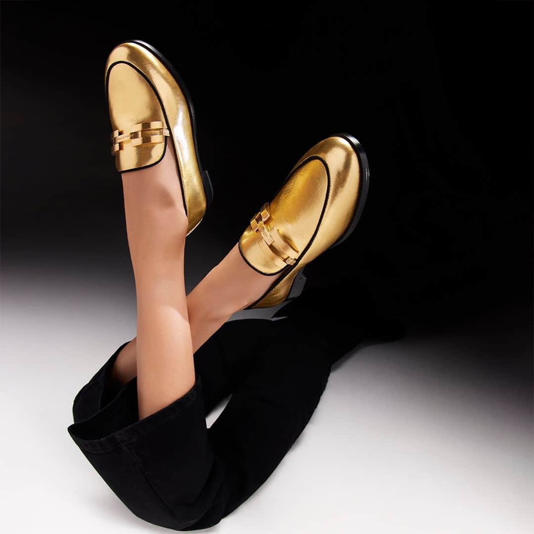 Aquazzuraのインスタグラム：「Shimmer shimmer. Our effortlessly distinctive Brandi Moccasin, here in lavishing tones of gold   #AQUAZZURA  #AQUAZZURAFlats」
