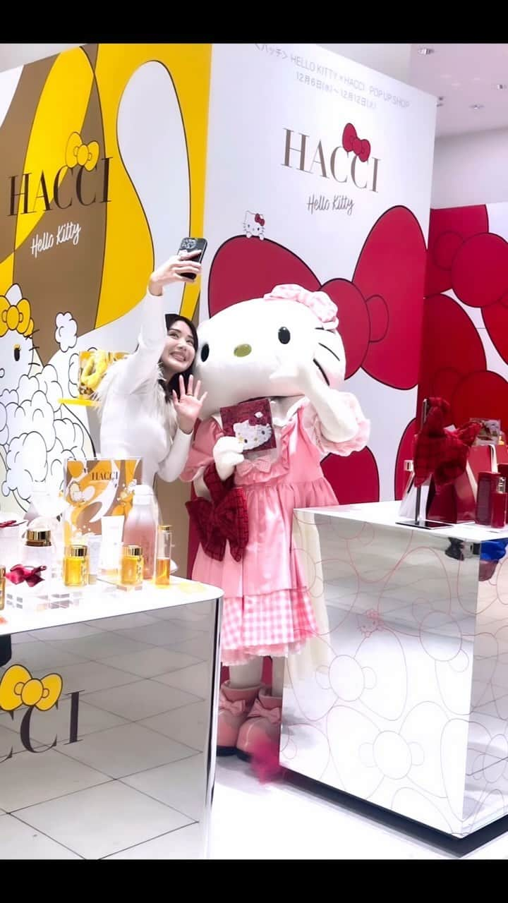 一木美里のインスタグラム：「#HELLOKITTYxHACCI 🍯🐝♥️  キティちゃんにお誕生日を祝ってもらえた、思い出のバースデー🥰🥹🎀ありがとうございます🥹🫶🏻🩷  12.6〜12.12まで伊勢丹新宿店にて♥️ オンラインで売り切れのアイテムも購入できます:)  #HELLOKITTY#HACCI#ハッチ#ハローキティ #キティちゃんコラボ」