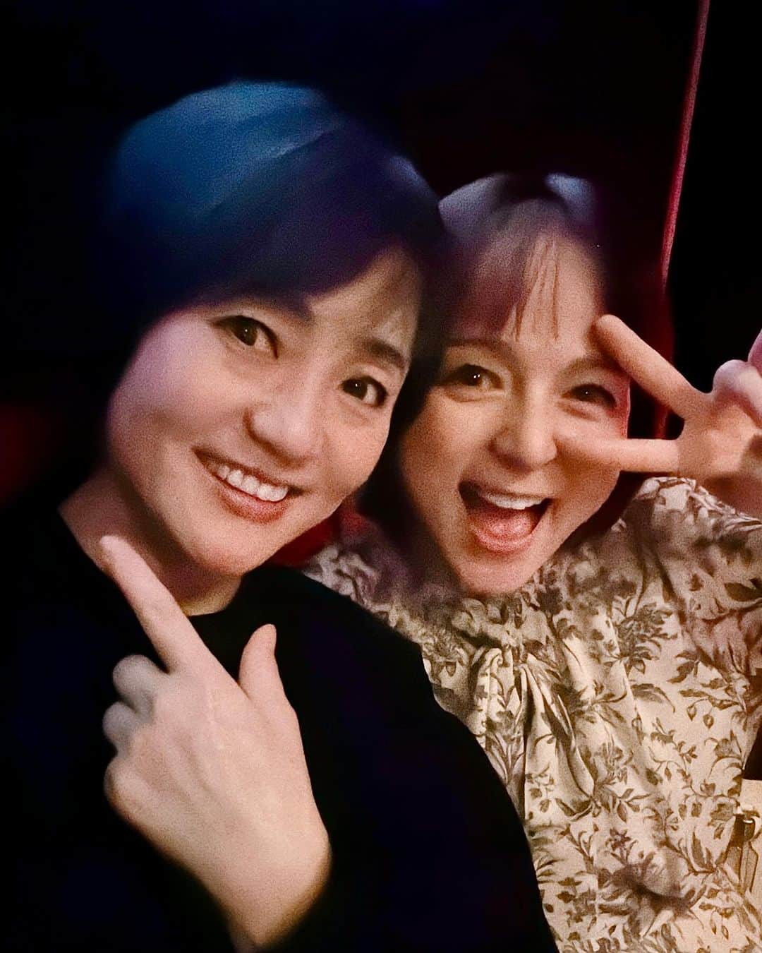 橋本志穂のインスタグラム：「いとうまいこさんと❣️ すーーっごく久しぶりに会ってたくさんお話しして、まいまいのもち歌の呪文とセリフ、聞かせてもらえて〜  マーダヤ　ハンサン インドの恋のおまじないらしい。ご一緒した弁護士ちゃんがすぐ調べてくれた。 まいまいも知らなかったって。 笑ったなぁ。。  毎年この時期に 私の誕生会をしてくれるのですが、 いやいや、私の誕生日 ９月だからね。 もう、同席者みーんなの誕生会でいいんじゃなーい❓って思いながらも　ありがたく 祝っていただいております。  主催のさのっぴ ありがとうございまーす。 パーリーゲーツのウェアと帽子、 嬉し過ぎるぜぃ。  まいまいからは 村上開新堂のクッキー❣️ えー、あの入手困難な 高級クッキーを いただいてしまいました‼️ 年明けまで大事にいただきまーす。」