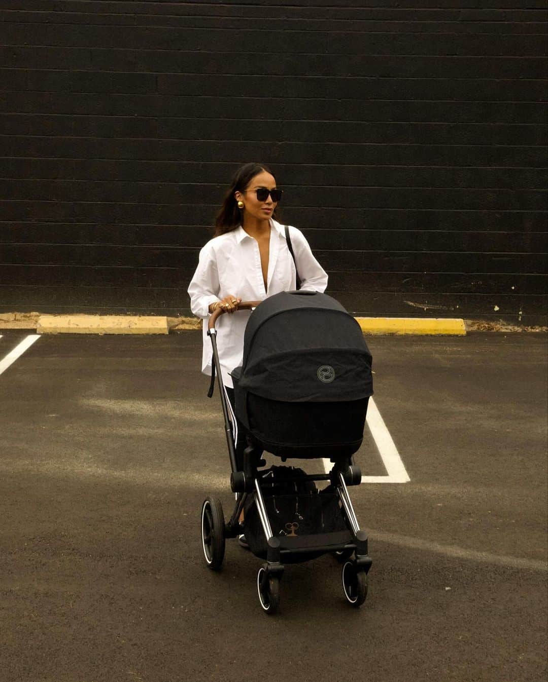 ジュリー・サリニャーナさんのインスタグラム写真 - (ジュリー・サリニャーナInstagram)「Mama Jules. 🖤 Just a couple more weeks left ‘till Matisse grows out of his bassinet stroller, time is flying by! I wanna stop time 😭🥹 we loved using this @cybex_usa one! So comfy and luxe! #cybex #cybexpriam」12月7日 1時08分 - sincerelyjules