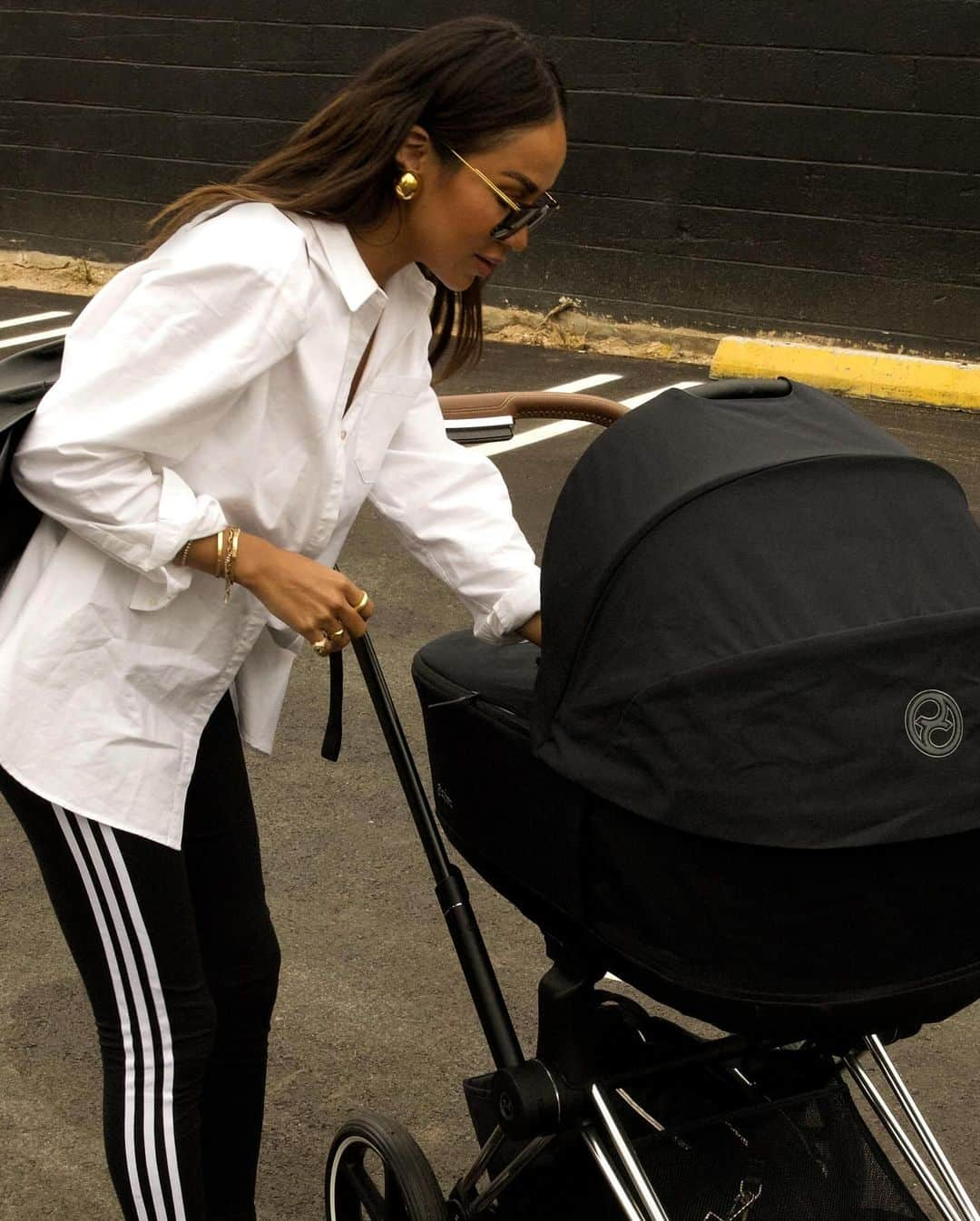 ジュリー・サリニャーナさんのインスタグラム写真 - (ジュリー・サリニャーナInstagram)「Mama Jules. 🖤 Just a couple more weeks left ‘till Matisse grows out of his bassinet stroller, time is flying by! I wanna stop time 😭🥹 we loved using this @cybex_usa one! So comfy and luxe! #cybex #cybexpriam」12月7日 1時08分 - sincerelyjules