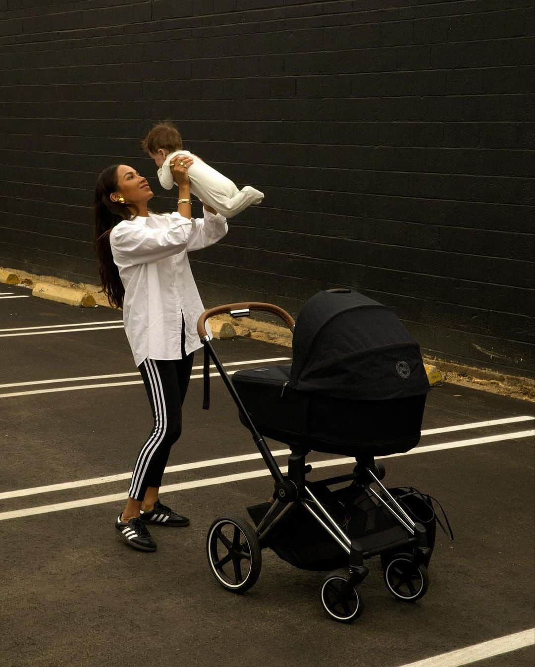 ジュリー・サリニャーナさんのインスタグラム写真 - (ジュリー・サリニャーナInstagram)「Mama Jules. 🖤 Just a couple more weeks left ‘till Matisse grows out of his bassinet stroller, time is flying by! I wanna stop time 😭🥹 we loved using this @cybex_usa one! So comfy and luxe! #cybex #cybexpriam」12月7日 1時08分 - sincerelyjules