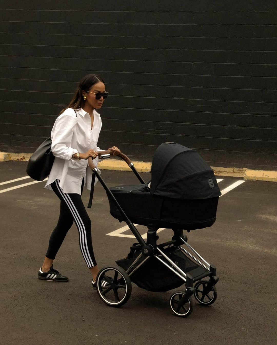 ジュリー・サリニャーナのインスタグラム：「Mama Jules. 🖤 Just a couple more weeks left ‘till Matisse grows out of his bassinet stroller, time is flying by! I wanna stop time 😭🥹 we loved using this @cybex_usa one! So comfy and luxe! #cybex #cybexpriam」