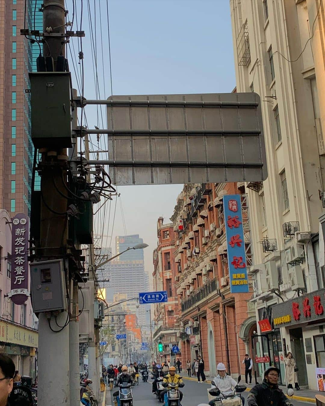 レオニー・ハンネさんのインスタグラム写真 - (レオニー・ハンネInstagram)「First day in Shanghai with @prada 🖤 Prada accessoires, PRADASPHERE welcome, city strolls, more coffee & Paraventi exhibition at Rong Zhai - So amazing to be back in Shanghai! 🇨🇳 #Pradasphere」12月7日 1時13分 - leoniehanne