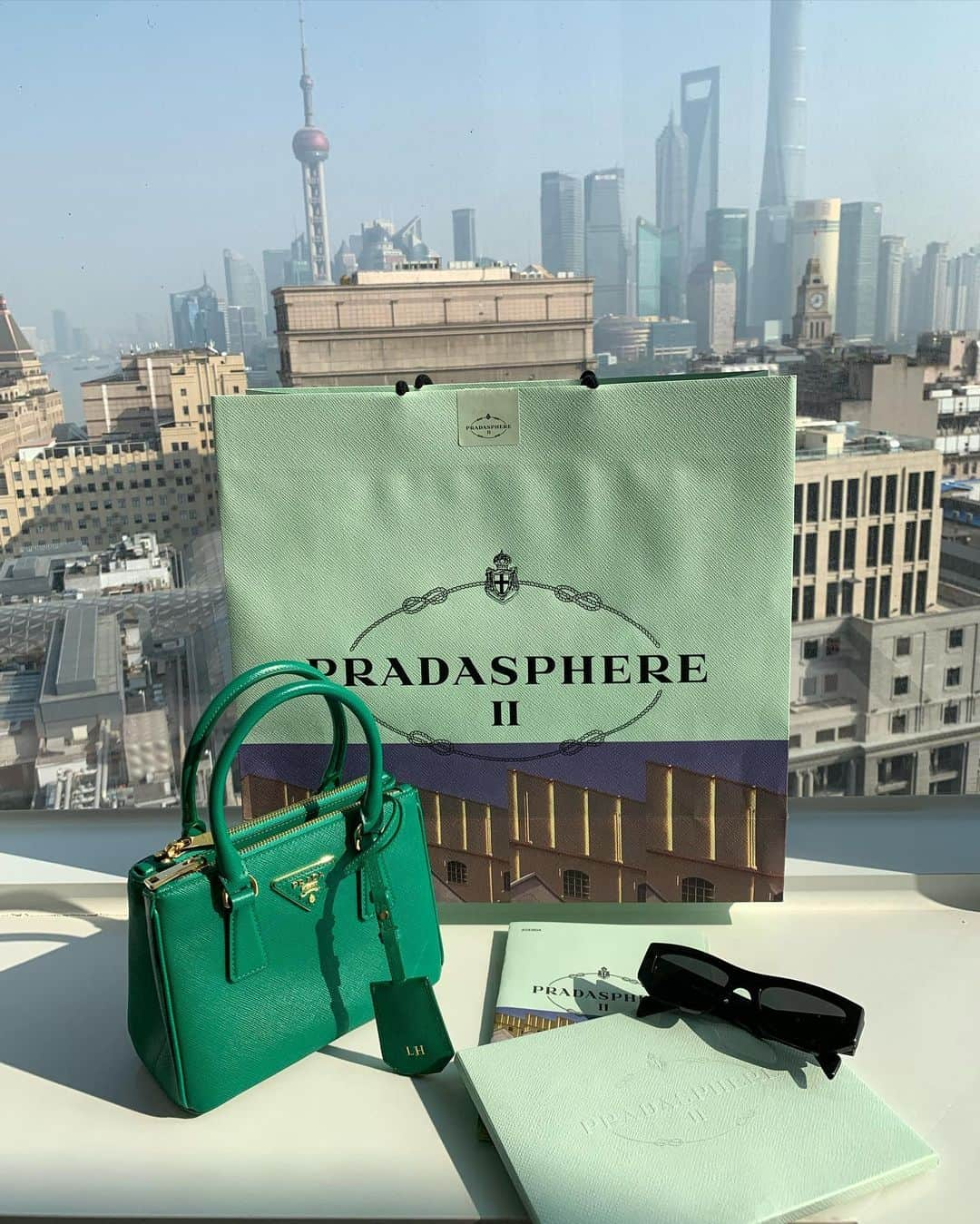 レオニー・ハンネさんのインスタグラム写真 - (レオニー・ハンネInstagram)「First day in Shanghai with @prada 🖤 Prada accessoires, PRADASPHERE welcome, city strolls, more coffee & Paraventi exhibition at Rong Zhai - So amazing to be back in Shanghai! 🇨🇳 #Pradasphere」12月7日 1時13分 - leoniehanne