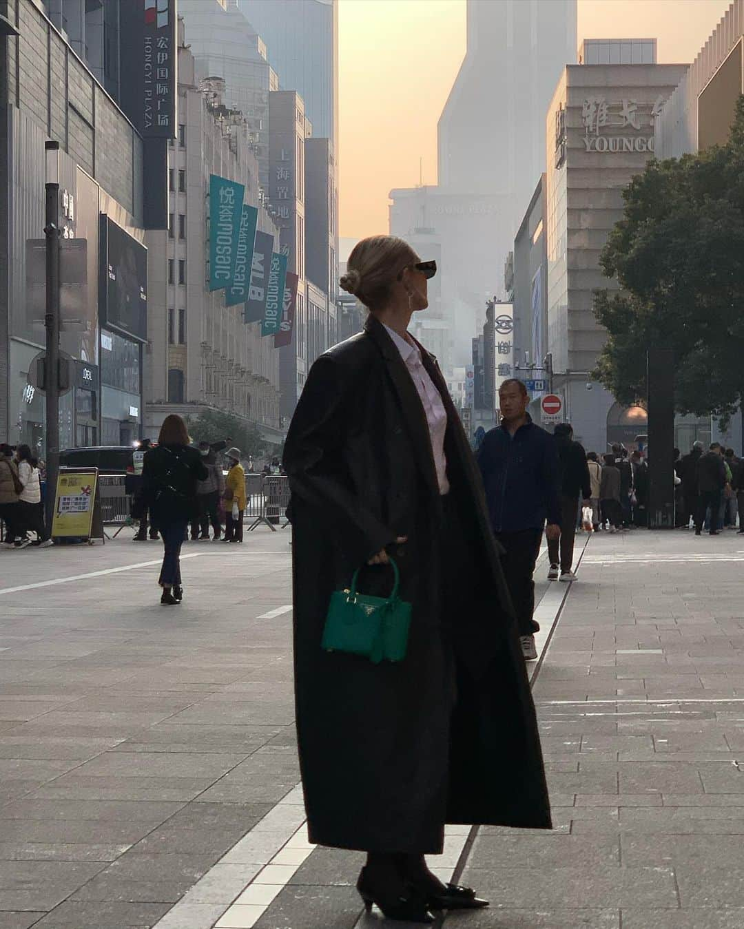 レオニー・ハンネさんのインスタグラム写真 - (レオニー・ハンネInstagram)「First day in Shanghai with @prada 🖤 Prada accessoires, PRADASPHERE welcome, city strolls, more coffee & Paraventi exhibition at Rong Zhai - So amazing to be back in Shanghai! 🇨🇳 #Pradasphere」12月7日 1時13分 - leoniehanne