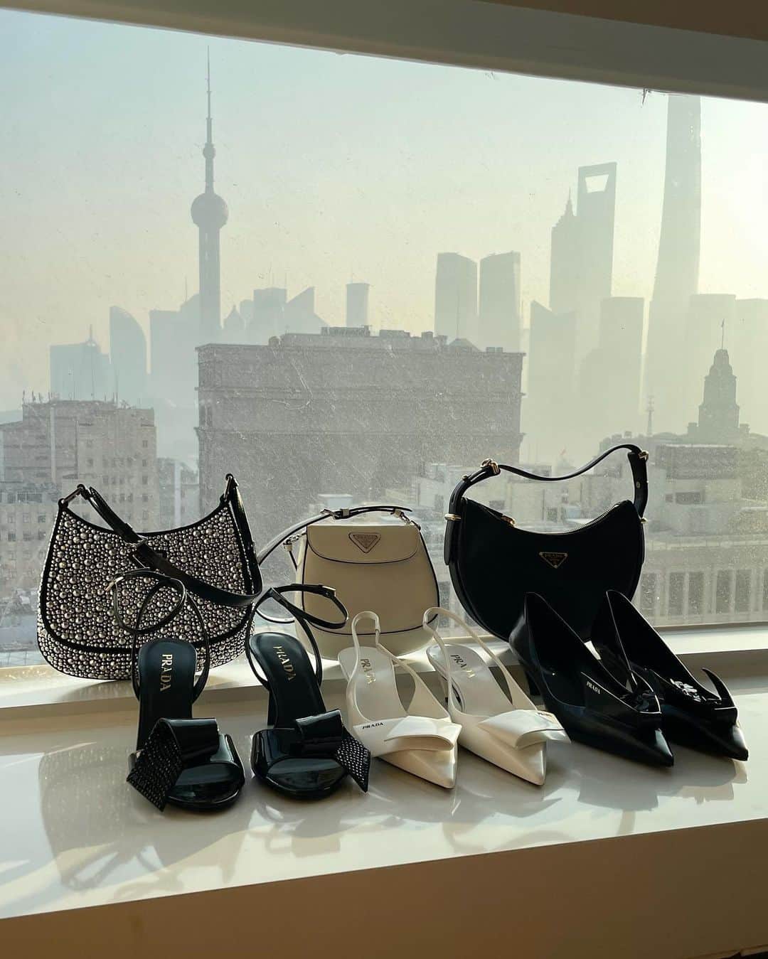 レオニー・ハンネのインスタグラム：「First day in Shanghai with @prada 🖤 Prada accessoires, PRADASPHERE welcome, city strolls, more coffee & Paraventi exhibition at Rong Zhai - So amazing to be back in Shanghai! 🇨🇳 #Pradasphere」