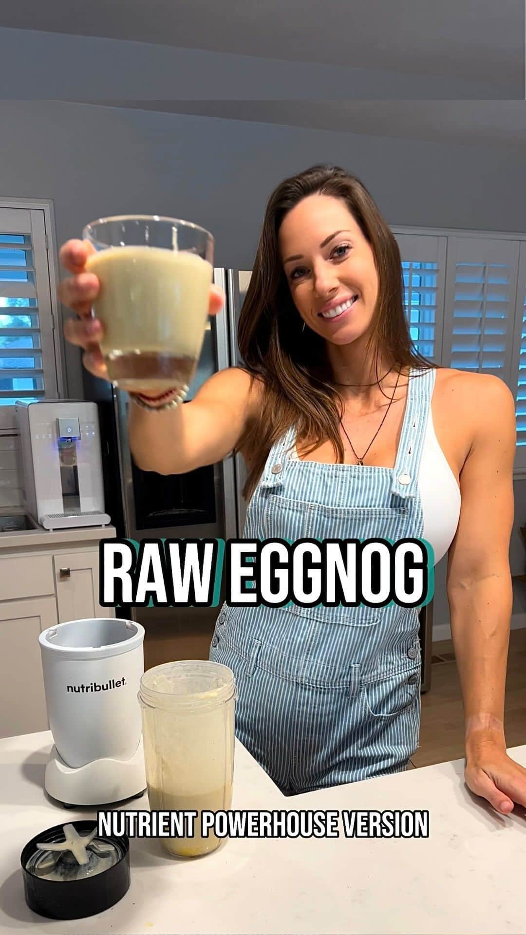 Janna Breslinのインスタグラム：「‘Tis the season! 🎄Check out this nutrient dense, RAW version of this festive drink!  The store bought options are often filled with artificial ingredients and tons of processed sugar. So I opted to try a homemade version that supports my health 😉  🥛🥚Raw eggnog recipe: 1 cup raw milk 1 cup raw cream 3 pasture raised egg yolks 1/4 cup maple syrup .5 tsp vanilla .5 tsp cinnamon .5 tsp nutmeg dash of clove Pinch of salt  Blend for 1-2 minutes or until creamy!  & okay, if ya wanna add your bourbon, rum or brandy… at least you have a healthier pairing here 😜  Happy holidays!  #eggnog #earnyourfreedom #healthyrecipe #rawmilk」