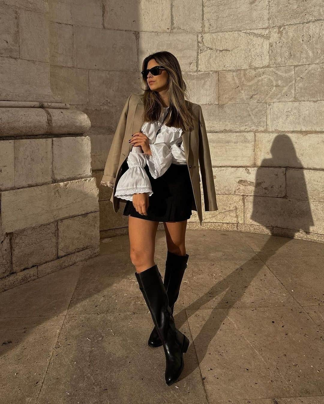 ALDO shoesのインスタグラム：「Work week essentials as styled by #ALDOCrew @catarina.fernandees in knee-high Loreina boots with #ALDOPillowWalk comfort technology #AldoShoesPortugal」