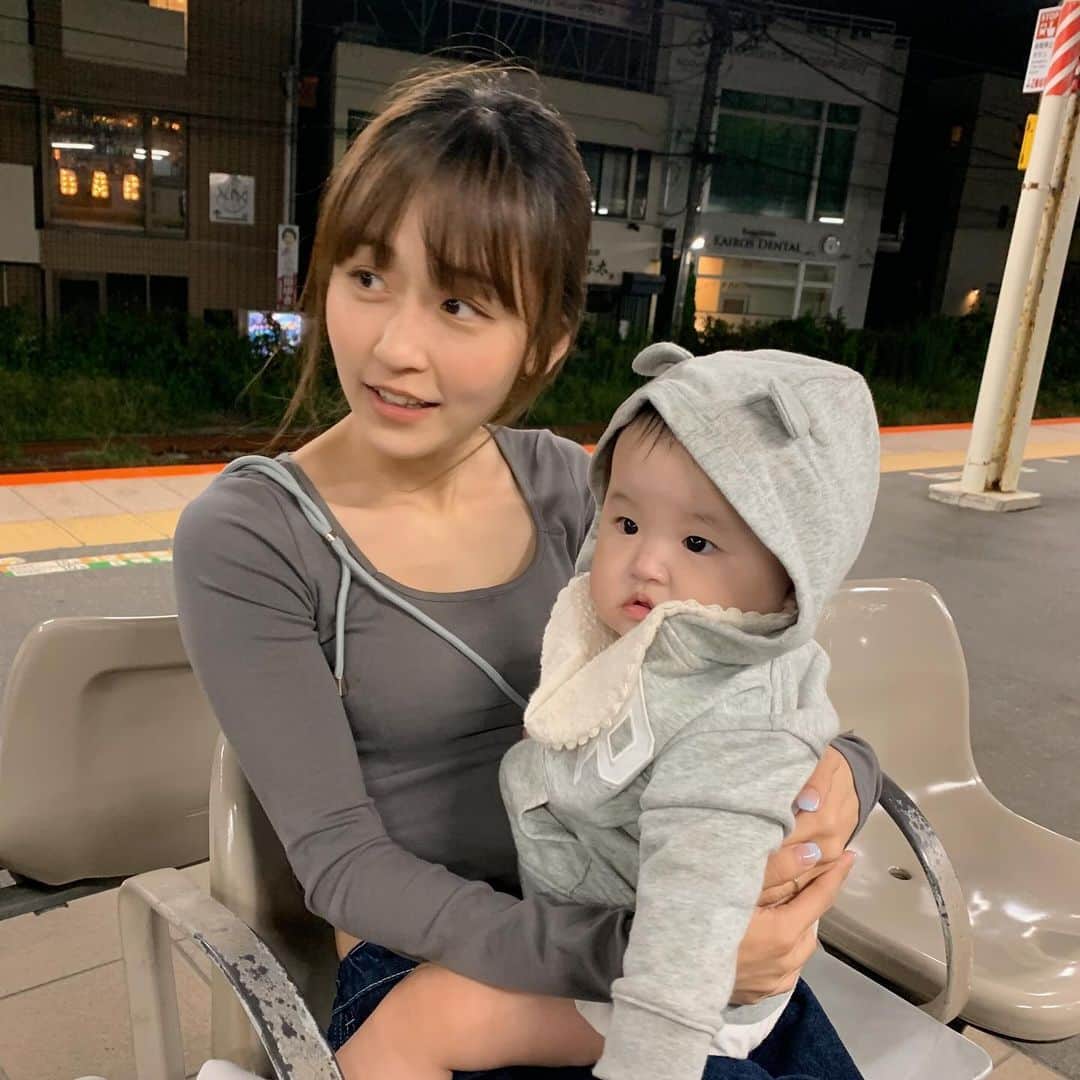 なつぴぴのインスタグラム：「９月の過去pic🌙 やっと夜涼しくなってきて、夜風感じたいね〜と急遽鎌倉に遊びに行きました。 . お寿司が気になるけど、自分は食べられないんだ…と気づいてこのご不満顔🙁💭🍣 この頃はまだふやふやのおかゆ食べてたなぁ… すでに懐かしい。 . そういえばこの頃辺りから、抱っこ紐に入れたまま私が座ろうとすると、抜け出そうと暴れてそりかえって大変だった。 混んでる時は簡単に出してあげれないし… . ま、試行錯誤の日々ですね😂 今日も皆様お疲れ様でした！ おやすみなさい😴💤」