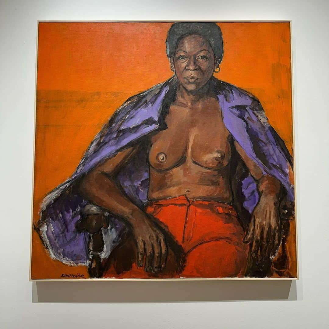 レイチェルコーミーのインスタグラム：「PF24 Showroom appointment are in full swing.  Thanks to our collaborators at Soft Network for providing art for our showrooms.   Shirley Gorelick Untitled (Libby seated), 1971 Acrylic on canvas 36h x 36w inches  Shirley Gorelick (1924–2000) was an American artist who evolved a distinctive realist painting style that allowed her to create penetrating psychological portraiture, often on a large scale. She described her early work as a contemporary reinterpretation of the figure “within the framework of a personal humanism” and her later work as a form of “psychological portraiture.” Gorelick painted this particular model Libby Ourlicht frequently throughout the late 60s and early 70s. Ourlicht appears in nude figure paintings, portraits, prints, drawings, as well as paintings seated with her husband and adolescent children.」