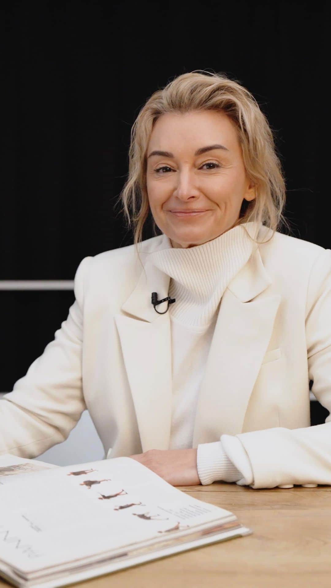 ELLE Polandのインスタグラム：「Nad odpowiedzią na pytanie za czym goni, czego właściwie szuka, kiedy jeździ po pustkowiach, zastanawia się krótką chwilę: „Chyba wolności” (i to się nie zmieniło) - dodaje do udzielonego blisko 30 lat temu wywiadu Martyna Wojciechowska.   Posłuchajcie inspirującej rozmowy z gwiazdą styczniowego wydania🤍  ——— NA OKŁADCE: MARTYNA WOJCIECHOWSKA @martyna.world REDAKTOR NACZELNA: @tabisszymanek WIDEO: @ryzow  ZDJĘCIA: @mateusz.stankiewicz STYLIZACJA: @michalinaczaplicka, @karolinalimbach WYWIAD: @tabisszymanek MAKIJAŻ: @erykamakeupartist WŁOSY: @ewa_pieczarka_art_hair ASYSTENT FOTOGRAFA: @gabrielorlowski ASYSTENCI STYLISTKI: @ewa_rubasinska_ianiro_styliste, @weronika_nycz PRODUKCJA: @ewamorgunov」
