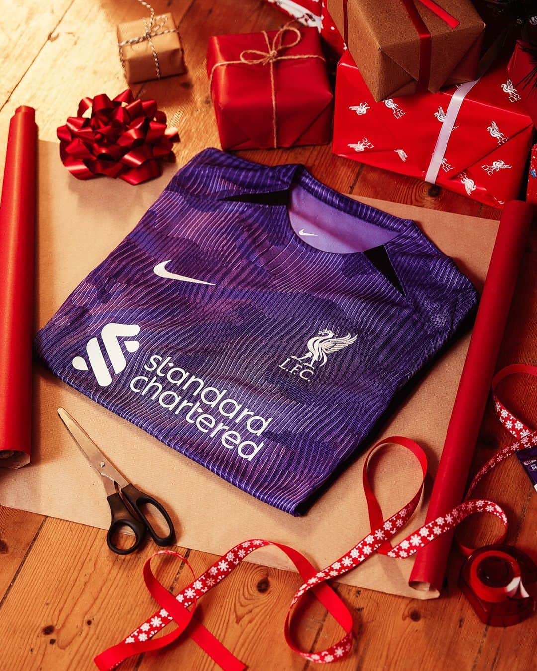 リヴァプールFCのインスタグラム：「We’ll be wearing our third kit tonight 🟣😍 Get 15% off now with @lfcretail 👌」