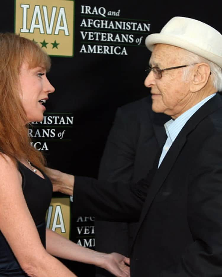 キャシー・グリフィンのインスタグラム：「I had the pleasure of spending time with this giant at his home in the Palisades several times. The words “legend” and “icon” get thrown around too much, but this guy was both. RIP, Norman Lear.」