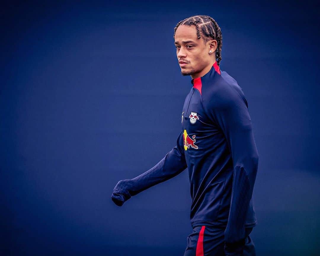 シャビ・シモンズのインスタグラム：「End of the year is coming. Big games ahead. Let’s get it 🤝」