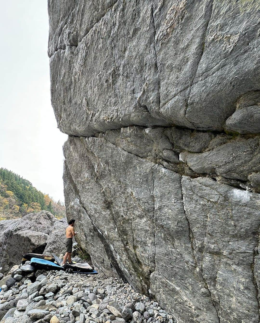 小山田大のインスタグラム：「Last week I injured my back and had to rest for a few days. Today I was able to climb properly for the first time since my breakdown. The older you get, the slower recovery from injuries occurs. I think I'll do it at my own pace without rushing.  先週、開拓作業中にまたしても背中を傷めてしまい数日間休んでいました。 登りと作業のミックスはやはり身体に悪い、解ってはいるのだが。  今日から7割くらいの回復度だがあまり痛みを感じずに登れた。  ゆっくりと体調を回復させていきたい。」