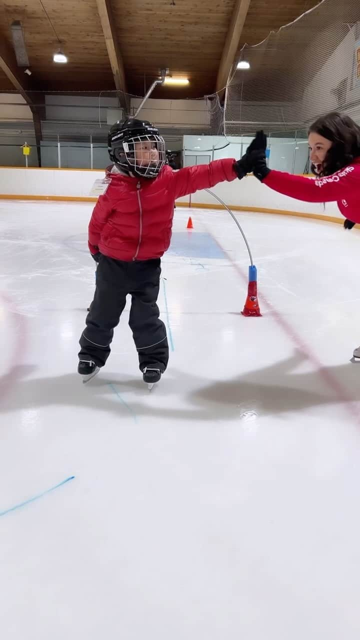 Skate Canadaのインスタグラム：「The second annual #WorldIceSkatingDay2023 brought together new & seasoned skaters from across 🇨🇦!  From Montreal, to Winnipeg, to London, here’s a recap of this incredible celebration of our sport ⬆️ _________________  La deuxième Journée mondiale du patinage sur glace a rassemblé des patineurs nouveaux et chevronnés de partout à travers le 🇨🇦 !  De Montréal à Winnipeg en passant par London, voici un récapitulatif de cette incroyable journée.」