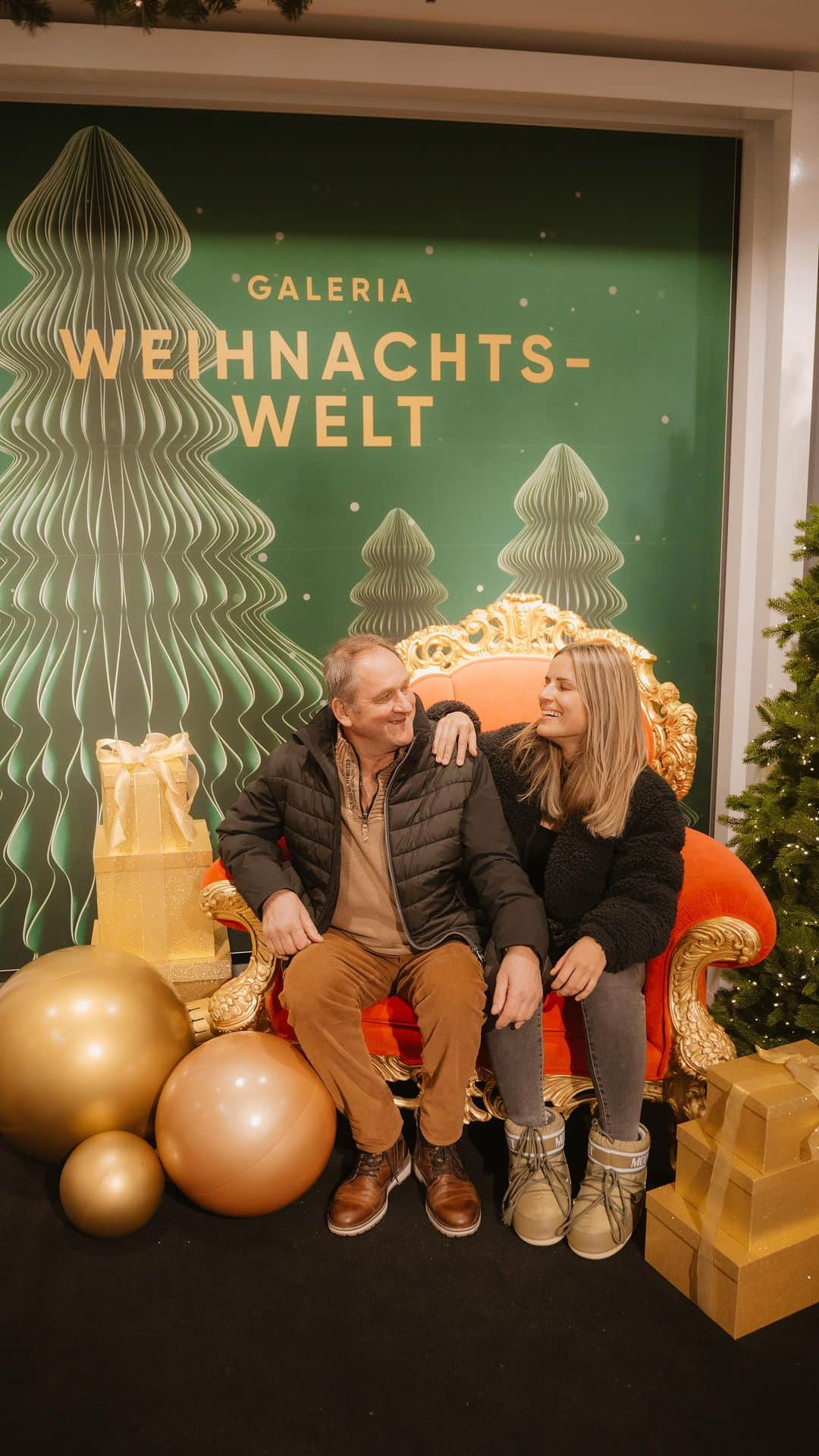 エイドリアン・コレシャのインスタグラム：「Vati und ich waren wieder einmal bei @galeria_dresden. Anzeige Dieses Mal gab es eine kleine Weihnachtschallenge. Wir suchen uns gegenseitig ein Geschenk innerhalb von 10 Minuten aus. Bei GALERIA gibts einfach nichts was es nicht gibt, eine tolle Atmosphäre, hervorragende Beratung und einen Einpackservice. Schaut gerne mal vorbei. Was ist eurer Meinung nach die ultimative Geschenkidee für eure Eltern 🎅🏼?」