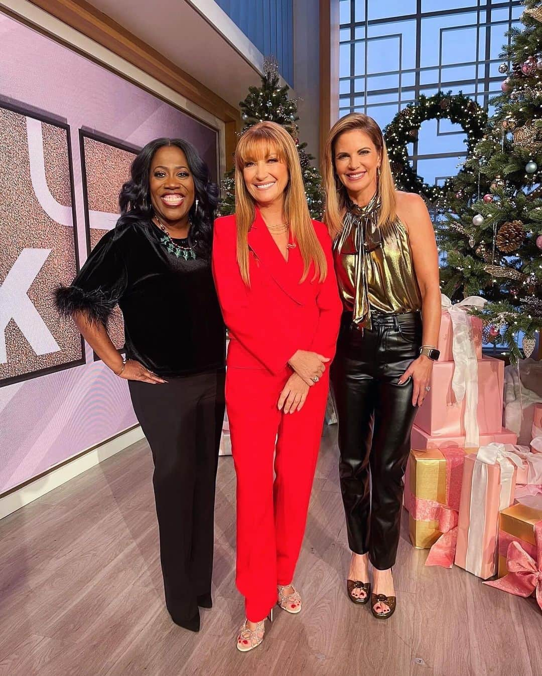 ジェーン・シーモアのインスタグラム：「Had so much fun at @thetalkcbs yesterday with @sherylunderwood & @nataliemoralestv! 😄⁣ ⁣ I’ve been enjoying making the rounds and getting to share stories, you can find links to watch the interviews in Stories now!」