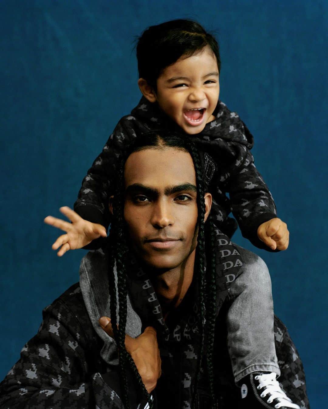 GAPのインスタグラム：「Alberth Johnson with son Adonis and Gabriela Lopez Castillo for DAP × GAP.   Shot by Joshua Kissi.  Link in bio to explore the full DAP × GAP collection.」