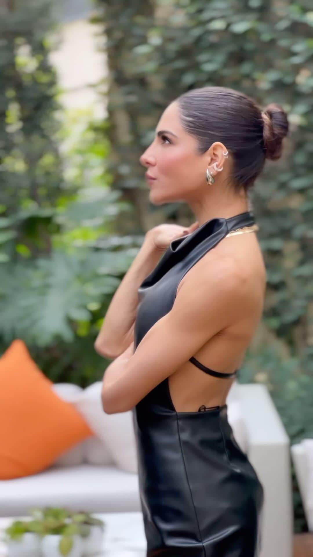 アレハンドラ・エスピノーザのインスタグラム：「🖤✨🖤 #hairandmakeup @nadinaayestas  🎥 @nadinaayestas」