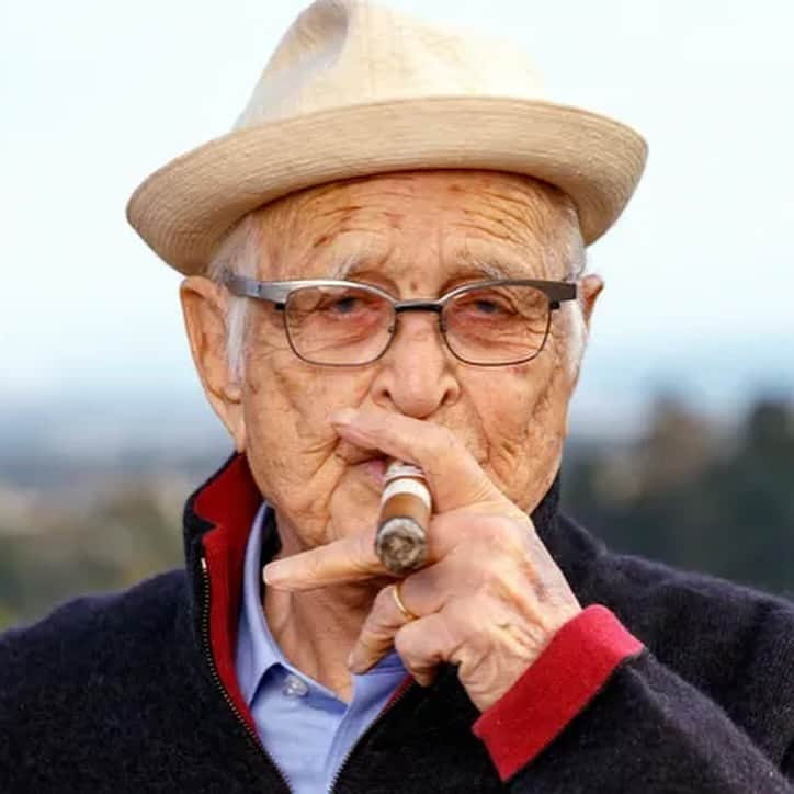 ジェシー・ウィリアムズさんのインスタグラム写真 - (ジェシー・ウィリアムズInstagram)「Norman Lear, a gentle man of action who carved trails in culture and consciousness early and often. A soul i came to know, debate and learn from at a turning point in both our lives.  Forever grateful for his personal and professional generosity uphill; his use of privilege; his observant leadership in a society molded by the arts. 🕊️ Thank you for the leaps forward.」12月7日 2時02分 - ijessewilliams