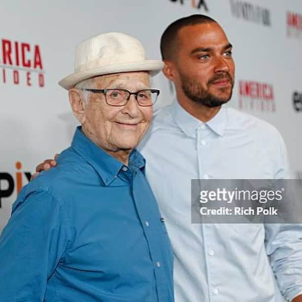 ジェシー・ウィリアムズさんのインスタグラム写真 - (ジェシー・ウィリアムズInstagram)「Norman Lear, a gentle man of action who carved trails in culture and consciousness early and often. A soul i came to know, debate and learn from at a turning point in both our lives.  Forever grateful for his personal and professional generosity uphill; his use of privilege; his observant leadership in a society molded by the arts. 🕊️ Thank you for the leaps forward.」12月7日 2時02分 - ijessewilliams