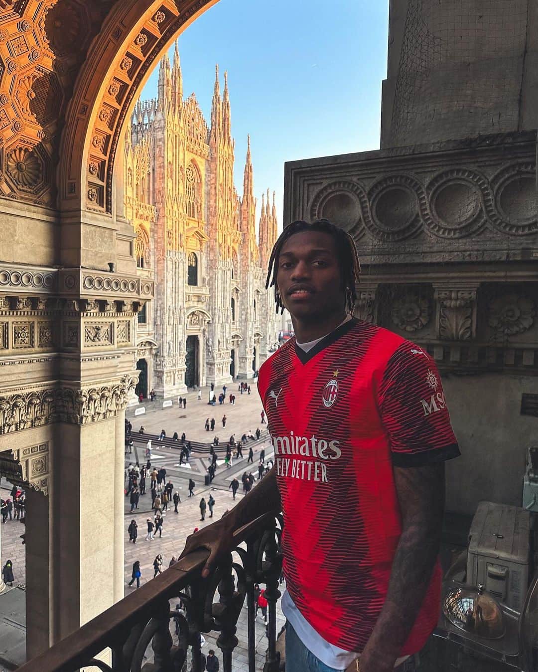 ACミランのインスタグラム：「Around Milan with @iamrafaeleao93 😎❤️🖤   #MadeInItaly 🇮🇹 | #SerieATIM 💎」