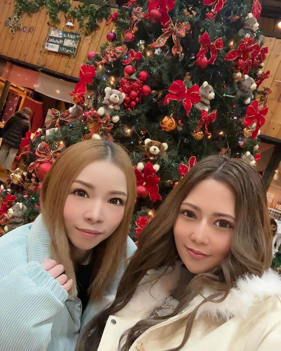 REINAのインスタグラム：「. 函館2日間出張楽しかったです👼🏽 たくさんいいお酒飲ませていただいて 感謝です🥹✨️ 函館の皆様ありがとうございました🧡  時間なかったけどクリスマスツリーも 見れました🎄.* クリスマスと桜の時期の函館が好き🫶🏽  今年はバンコク🇹🇭と函館の系列店で 働かせてもらって楽しかったです💫 来年はどこに行かせてもらおうかな🤣笑  木金は東京にお出かけしてきますので 土曜日からまたよろしくお願いいたします🧡  OVER LOUNGE CLUB 札幌市中央区南6条西4丁目 第21桂和ビル5F  #すすきの#ラウンジ#すすきのラウンジ#すすきの新店#overloungeclub#オーバーラウンジクラブ#ホステス#キャバ嬢#キャバクラ#北海道#函館#クラブプレミア函館#函館プレミア#ニュークラ#函館ニュークラ#函館キャバクラ#ニュークラブ#キャバクラ#ラウンジ#クラブ#overloungeclub#すすきの#ホステス#キャバ嬢#すすきのラウンジ#出張#🎄#クリスマス#christmas#christmastree#🧸#teddy bear#クリスマスツリー#followme」