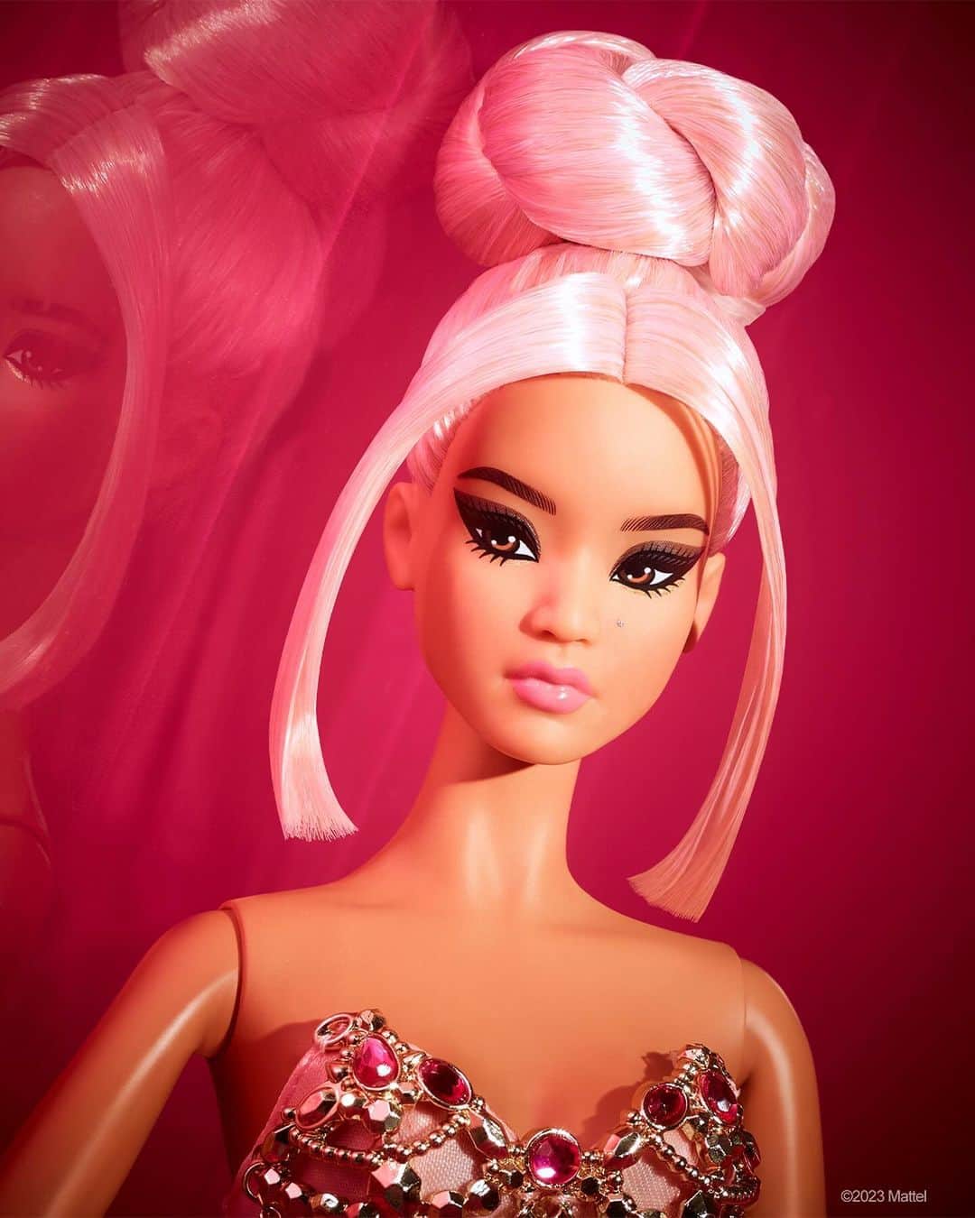 バービーさんのインスタグラム写真 - (バービーInstagram)「Polished. Poised. Pink! 🎀 The fifth doll in the Barbie Pink Collection pays an on-trend tribute to our signature color in a bejeweled bodice and sleek satin skirt, bringing some glam to your holiday haul. Only on @mattelcreations.」12月7日 1時58分 - barbie