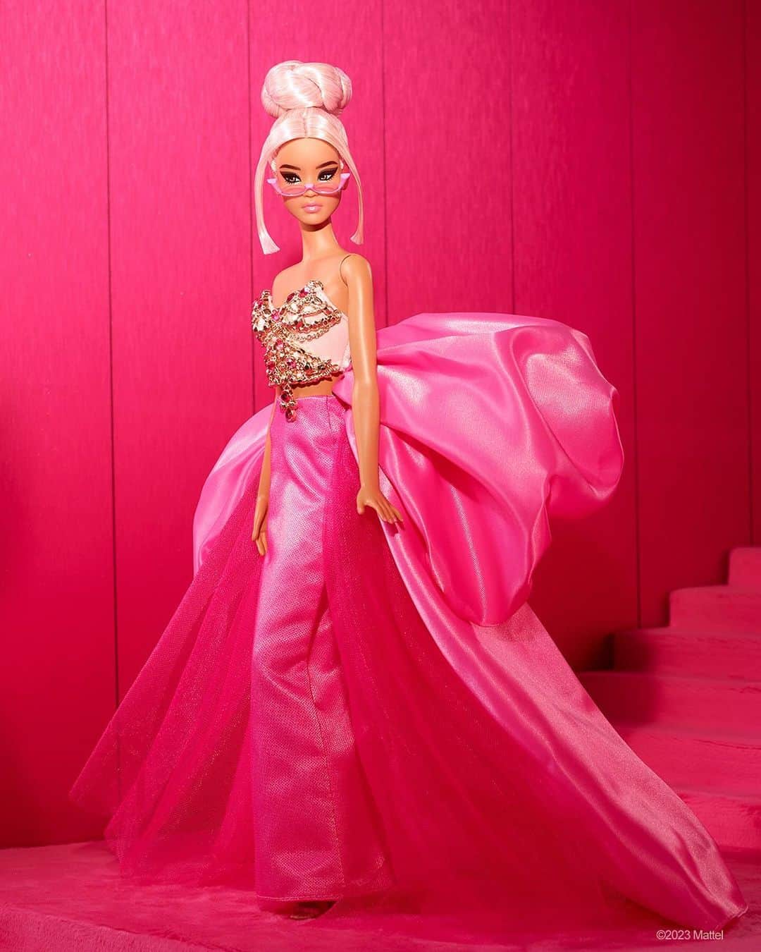 バービーさんのインスタグラム写真 - (バービーInstagram)「Polished. Poised. Pink! 🎀 The fifth doll in the Barbie Pink Collection pays an on-trend tribute to our signature color in a bejeweled bodice and sleek satin skirt, bringing some glam to your holiday haul. Only on @mattelcreations.」12月7日 1時58分 - barbie