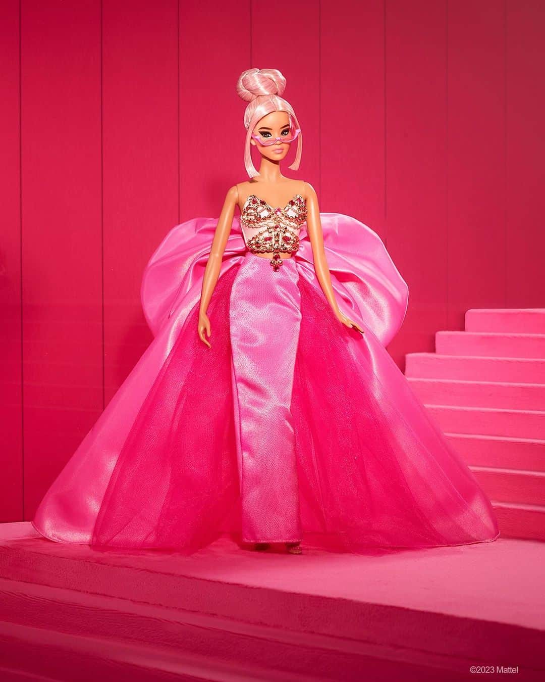 バービーのインスタグラム：「Polished. Poised. Pink! 🎀 The fifth doll in the Barbie Pink Collection pays an on-trend tribute to our signature color in a bejeweled bodice and sleek satin skirt, bringing some glam to your holiday haul. Only on @mattelcreations.」